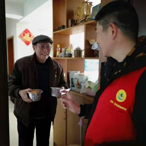 腊八节还没到，三墩的部份居民已吃上灵隐地腊八粥
