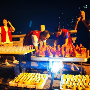 浪漫七夕！三墩这群人七夕夜跑了一朵玫瑰送给爱人！