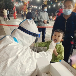 “无疫单元”创建丨愿检尽检不漏一人，三墩镇核酸检测现场的暖心时刻 ... ... ...